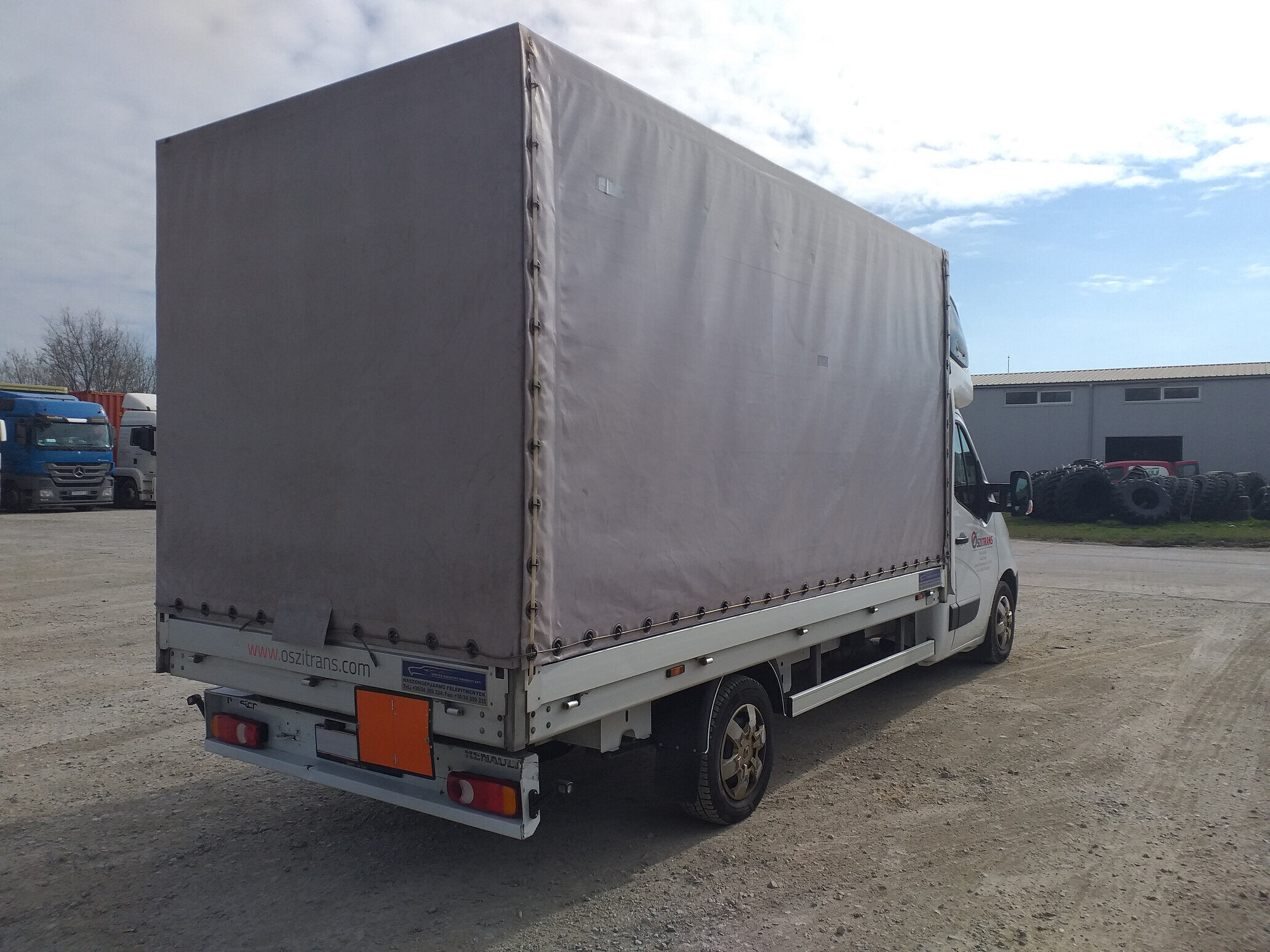 Zadnja strana kombija sa ceradom