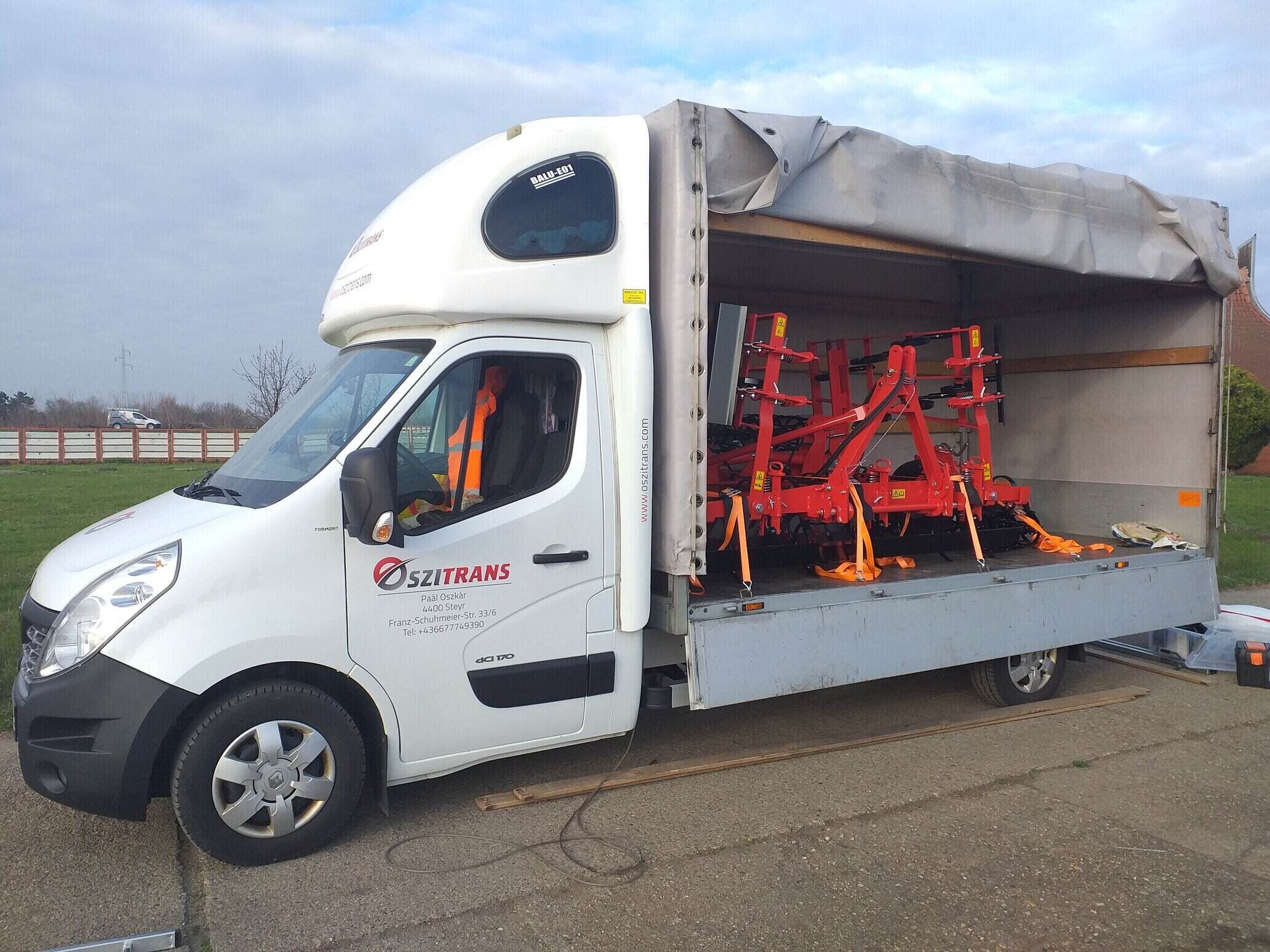 Parkiran kombi sa dignutom ceradom